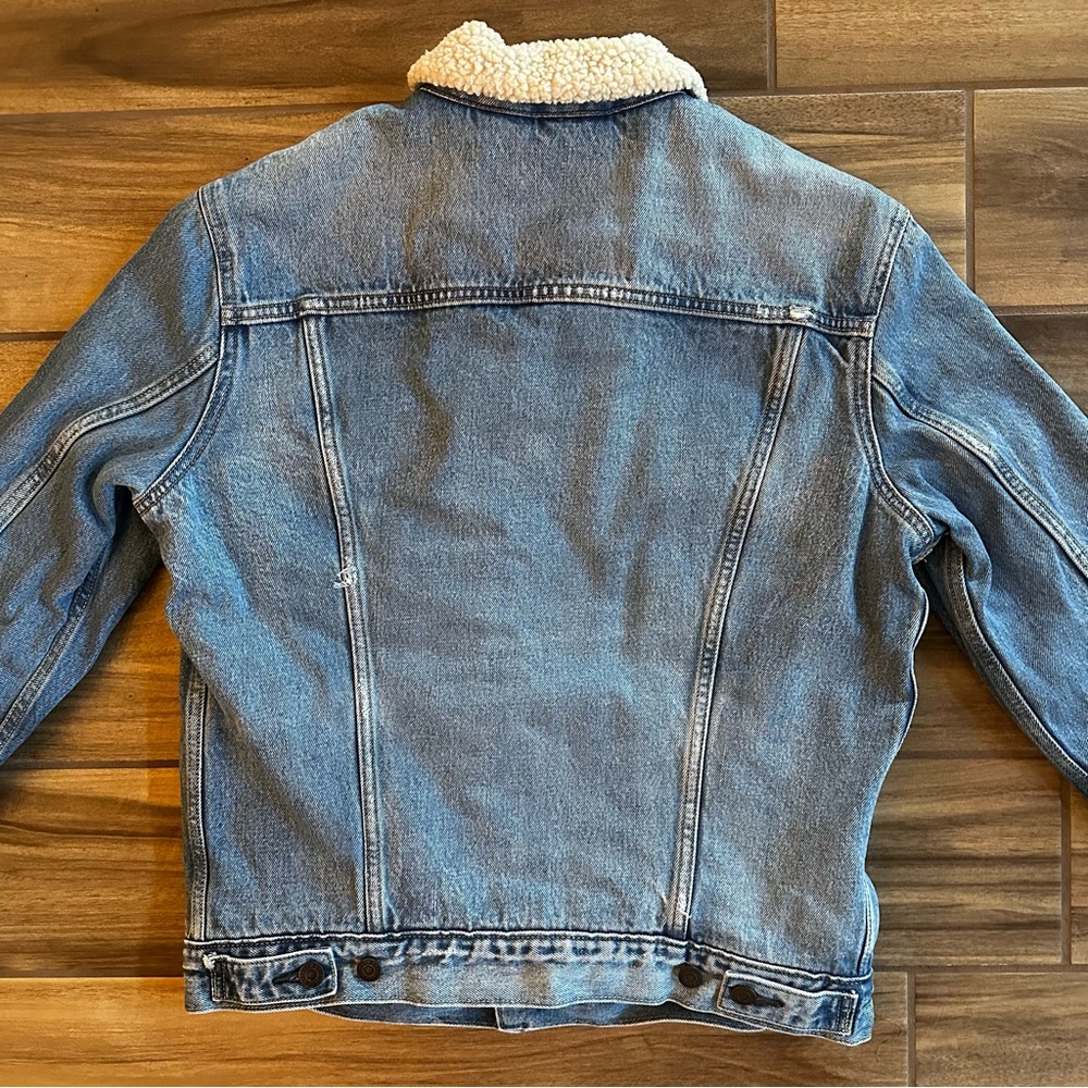 SOLD - LEVI’s Distressed Fleece Truckers Jacket Sz MED - Picture 7 of 10